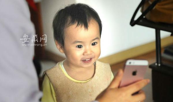 打傘小網紅本尊現(xiàn)身 抱她的不是奶奶是外婆