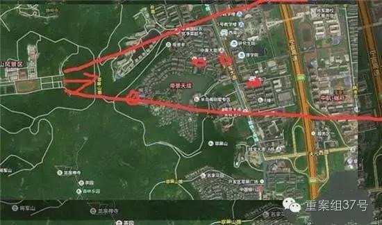 射擊場(chǎng)子彈射出方向（紅箭頭）有多個(gè)居民小區(qū) 。 圖片來源：交匯點(diǎn)新聞