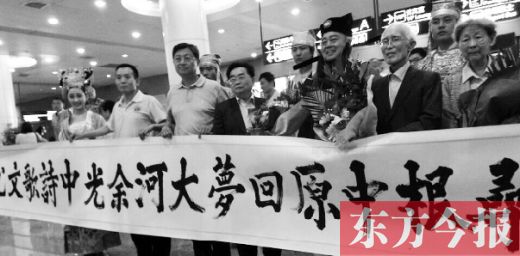 余光中到開(kāi)封 端午文化盛宴開(kāi)席(圖) 余光中到開(kāi)封 端午文化盛宴開(kāi)席(圖)