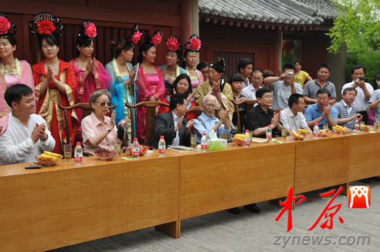 余光中、汪國真做客杜甫故里 共話詩圣家國情懷