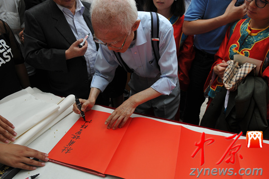 余光中、汪國真做客杜甫故里 共話詩圣家國情懷