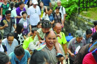 　　昨天不少老人帶著孫子孫女參加活動,明城墻對南京人而言,更多的是一種傳承。