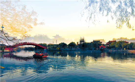 清明上河園風(fēng)光綺麗——游客們“一朝步入畫卷,一日夢(mèng)回千年”