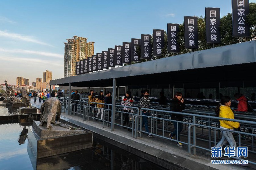 12月14日,觀眾排隊進(jìn)入侵華日軍南京大屠殺遇難同胞紀(jì)念館參觀。新華社記者 沈鵬 攝