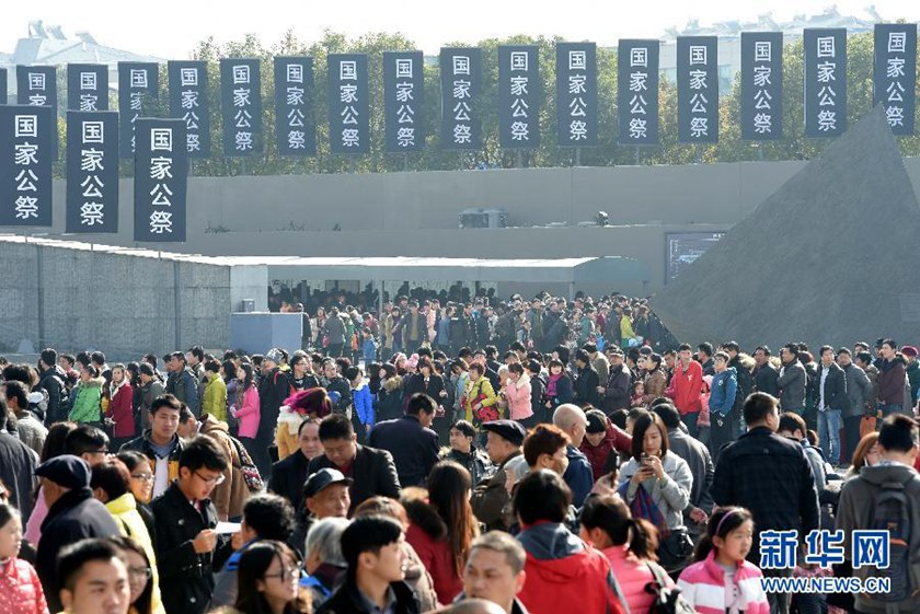 12月14日,參觀者在南京大屠殺遇難同胞紀(jì)念館參觀?！　⌒氯A社記者孫參攝