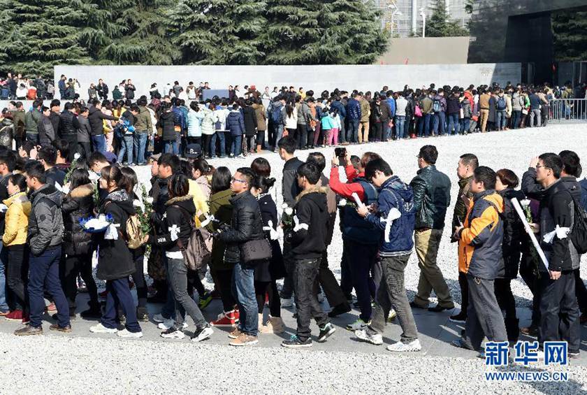  12月14日,參觀者在排隊進(jìn)入紀(jì)念館展館參觀。新華社記者孫參攝