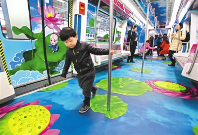 圖為試乘乘客流連忘返。