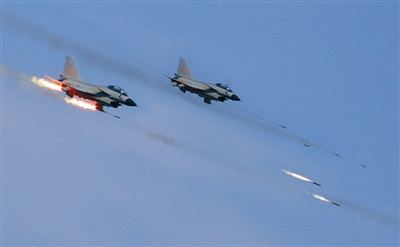 戰(zhàn)機對地攻擊。劉應華攝