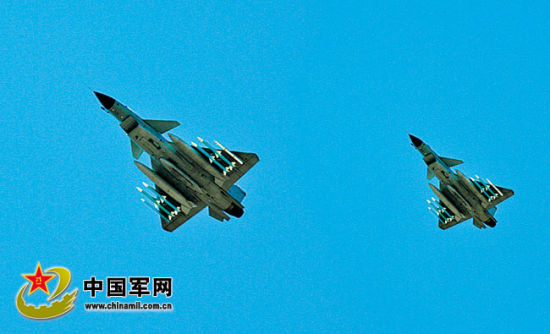 戰(zhàn)機(jī)升空開展對(duì)抗訓(xùn)練。肖燕錦攝