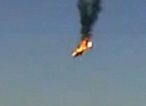 照片顯示直升機(jī)在空中被火箭擊中著火，然后墜落地面