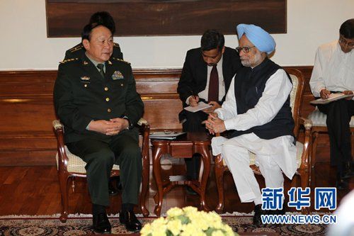9月4日，在印度首都新德里的總理府，印度總理曼莫漢·辛格（右）會見中國國務(wù)委員兼國防部長梁光烈。
