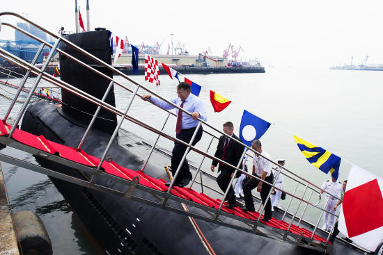 昨天，美國防長帕內(nèi)塔登上一艘中國宋級潛艇