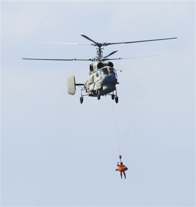 演習(xí)中，搜救直升機(jī)營(yíng)救“落水人員”