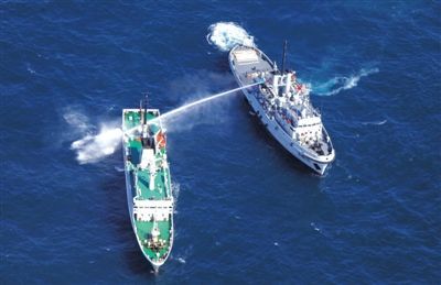 昨日，東海某海域，東海艦隊(duì)拖船使用高壓水炮為地方執(zhí)法船滅火