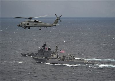 2011年1月10日，美國海軍驅(qū)逐艦與日本海上自衛(wèi)隊“鞍馬”號驅(qū)逐艦在日本長崎縣附近海域舉行聯(lián)合海上演習(xí)。資料圖片