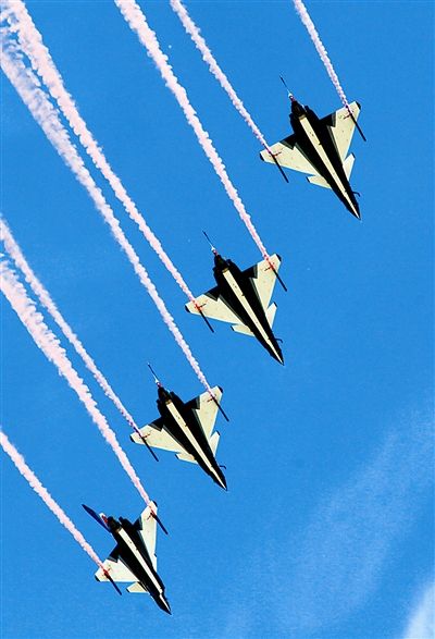 藍天為紙，6架紅藍涂裝的殲-10戰(zhàn)機縱情潑墨寫意