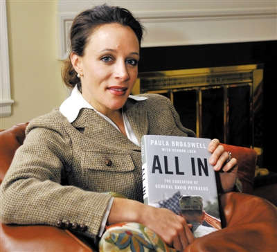 中情局前局長彼得雷烏斯情婦、傳記作家布羅德維爾