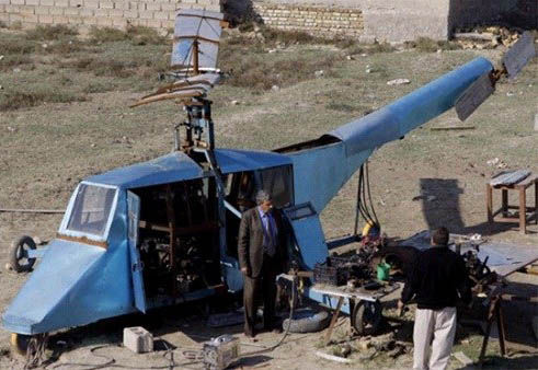 哈蒂姆·卡迪姆·薩爾曼正與工人交談，背后就是他正在制造的直升機