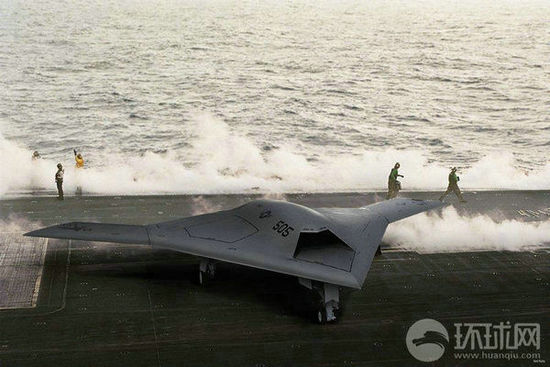 資料圖：X-47B無人機在林肯號航母上進行系統(tǒng)連接測試。
