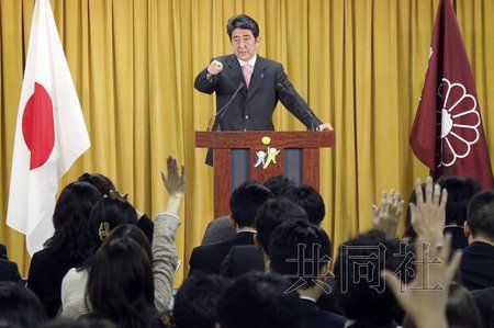 12月17日，日本自民黨總裁安倍晉三17日在黨總部會見記者，表示考慮與日本維新會和眾人之黨攜手修改憲法。