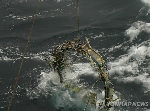 韓國防部23日表示，于本月21日又打撈了三塊朝鮮遠(yuǎn)程火箭“銀河3”號(hào)的殘骸，打撈地點(diǎn)在之前打撈一級火箭氧化劑桶附近1-2公里海域內(nèi)。（圖片來源：韓聯(lián)社）