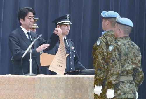 20日，日本首相安倍晉三向回國的戈蘭高地維和自衛(wèi)隊遞交政府獎狀。安倍在儀式上稱，近年“日本周邊的安全保障環(huán)境更加嚴峻”，為此將修改《防衛(wèi)計劃大綱》，進一步加強日美同盟。