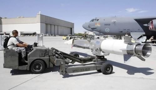 資料圖：美軍嘗試將“X-51 Wave Rider”飛行器掛在一架“B-52”轟炸機(jī)下，發(fā)射升空。