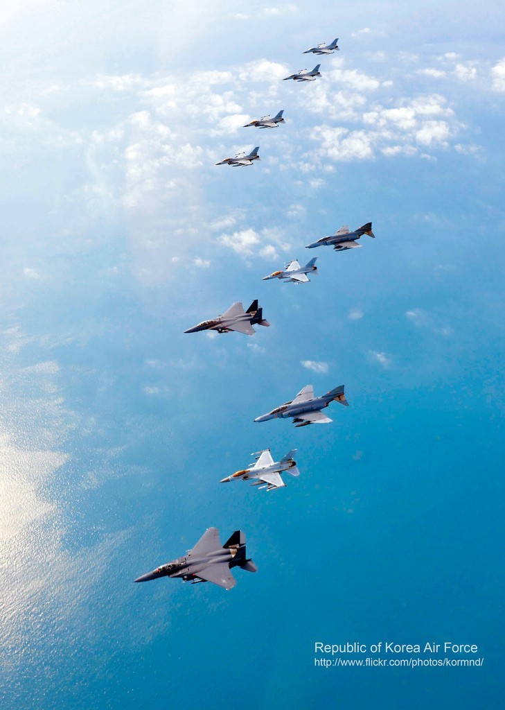 圖為韓空軍KF-16戰(zhàn)機、F-4戰(zhàn)機、F-15K兩代三型戰(zhàn)機編隊升空練作戰(zhàn)。