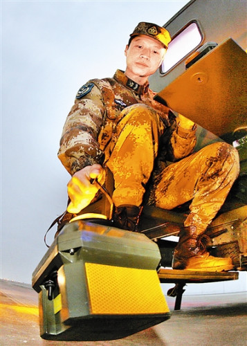 燈光班戰(zhàn)士乘坐布設(shè)車在跑道上快速布燈。