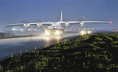 戰(zhàn)鷹在燈光引導(dǎo)下準備起飛