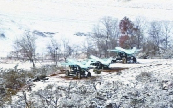 朝鮮公開的照片顯示，在三輛牽引車輛上各自搭載了一架無人機(jī)。