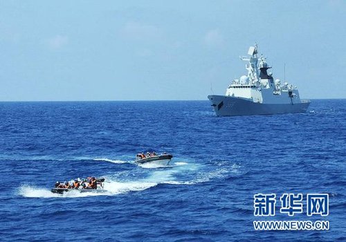 3月28日，十余名臨檢拿捕隊(duì)員從玉林艦出發(fā)，乘小艇駛向模擬可疑商船的艦只。