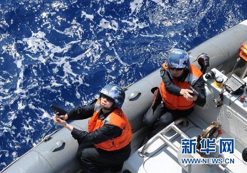 　3月28日，十余名臨檢拿捕隊(duì)員乘小艇駛至模擬可疑商船下方水面。