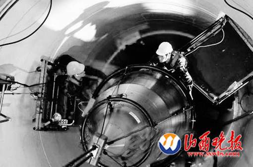 美國空軍人員將一枚“民兵3”型洲際彈道導(dǎo)彈導(dǎo)入制導(dǎo)設(shè)備。