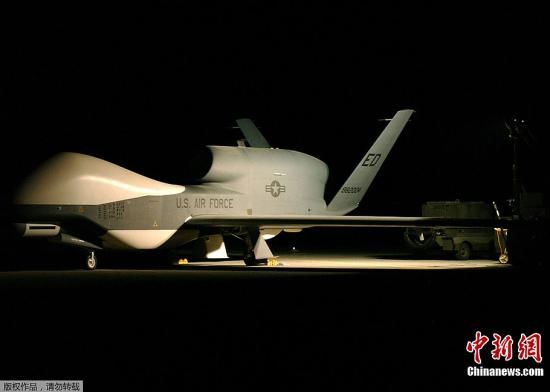 2006年2月17日，美國“全球鷹”RQ-4A無人機在秘密地點飛行。