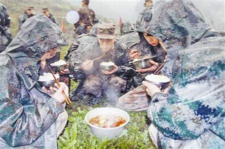 該團官兵在演練中用餐。張海峰攝