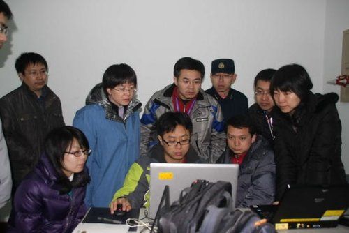 　資料圖：周紅麗（左三）和試驗(yàn)隊(duì)員判讀試驗(yàn)數(shù)據(jù)。