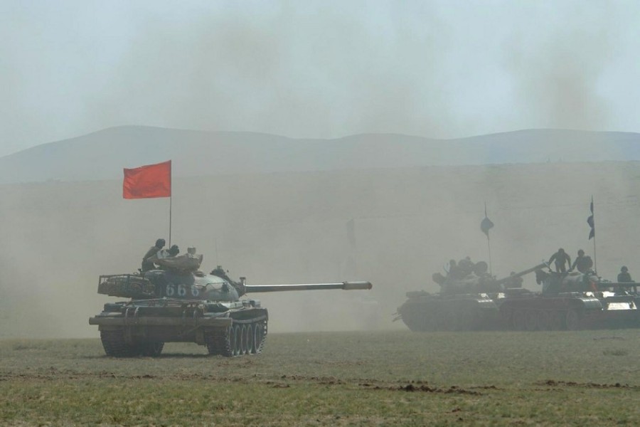 　　火車(chē)上59式坦克密密麻麻。