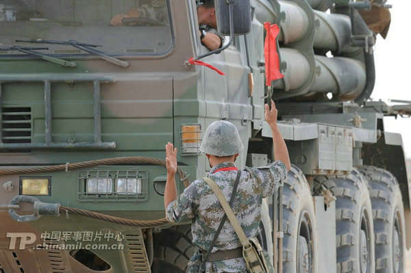 　資料圖：遠(yuǎn)火炮長(zhǎng)指揮裝備進(jìn)入發(fā)射陣位。
