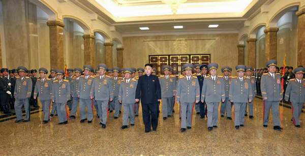 朝鮮最高領(lǐng)導(dǎo)人金正恩于15日零時(shí)率領(lǐng)朝鮮軍方高級(jí)干部參拜了安置金日成和金正日遺體的錦繡山太陽(yáng)宮。