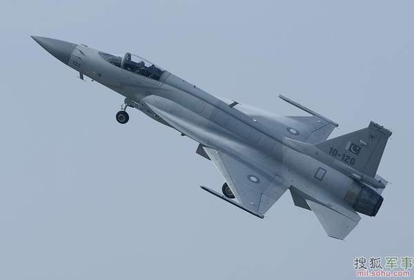 巴基斯坦梟龍戰(zhàn)機獻技珠海航展。