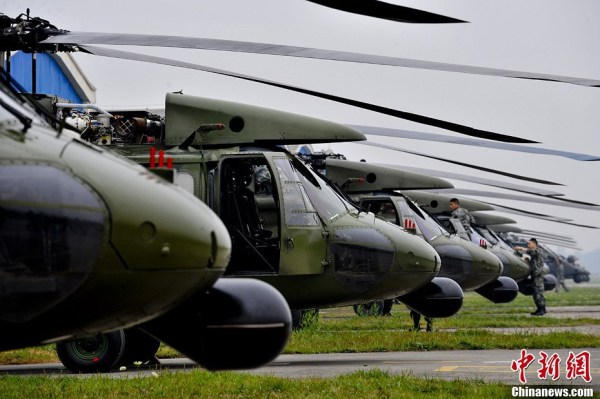 4月22日，成都軍區(qū)十三野戰(zhàn)軍陸航旅抗震救災(zāi)英雄團(tuán)的直升機(jī)群，抓住四川雅安地震災(zāi)區(qū)日落前夕濃積雨霧天