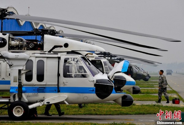 4月22日，成都軍區(qū)十三野戰(zhàn)軍陸航旅抗震救災(zāi)英雄團(tuán)的直升機(jī)群，抓住四川雅安地震災(zāi)區(qū)日落前夕濃積雨霧天