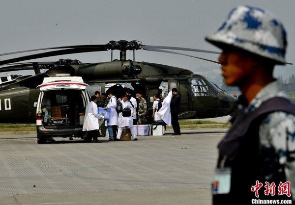 　4月22日，成都軍區(qū)十三野戰(zhàn)軍陸航旅抗震救災(zāi)英雄團(tuán)的直升機(jī)群，抓住四川雅安地震災(zāi)區(qū)日落前夕濃積雨霧