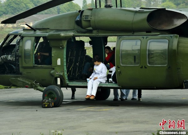 4月22日，成都軍區(qū)十三野戰(zhàn)軍陸航旅抗震救災(zāi)英雄團(tuán)的直升機(jī)群，抓住四川雅安地震災(zāi)區(qū)日落前夕濃積雨霧天