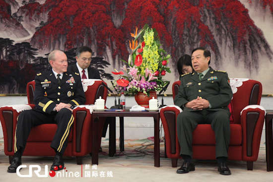 　中央軍委副主席范長龍上將（右）會見美軍參聯(lián)會主席鄧普西上將。