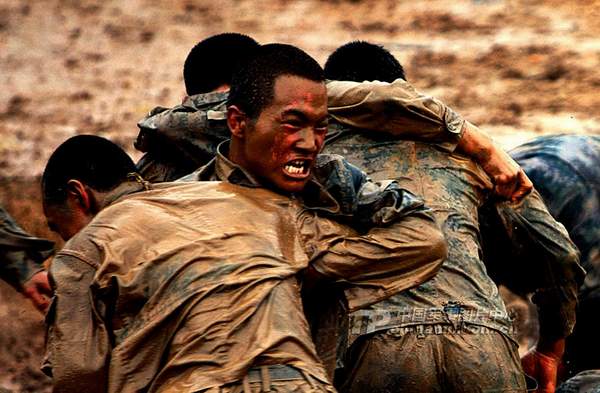 資料圖：濟(jì)南軍區(qū)某部特種兵魔鬼訓(xùn)練。