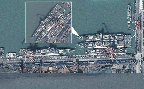 在大型船塢內(nèi)舾裝的兩艘052D導(dǎo)彈驅(qū)逐艦，注意右側(cè)的船塢內(nèi)實際上正在建造第三艘052D導(dǎo)彈驅(qū)逐艦。