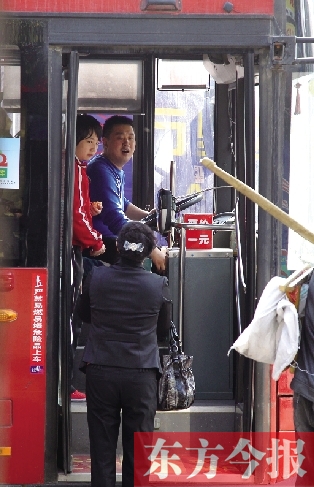 梅麗手持殘疾人證等車時(shí)，多次被司機(jī)婉言謝絕