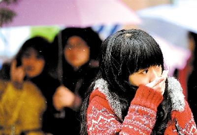 大學路附近，一位美女冷得縮起脖子。 晚報記者 馬健 圖